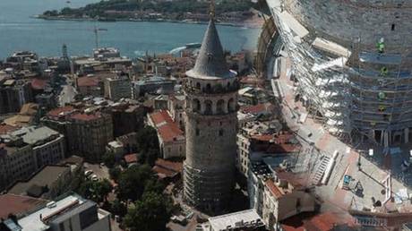 Galata Kulesi'ne yuva yapan ebabil kuşları restorasyonu erteletti