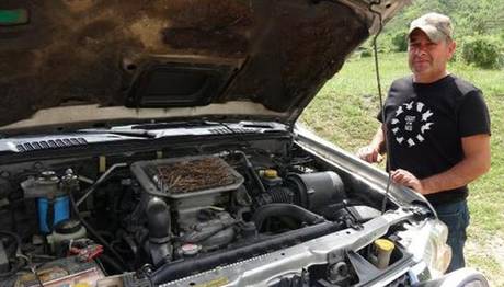 Kuşların Motoruna Yuva Yaptığı Kamyonetini Çalıştırmıyor